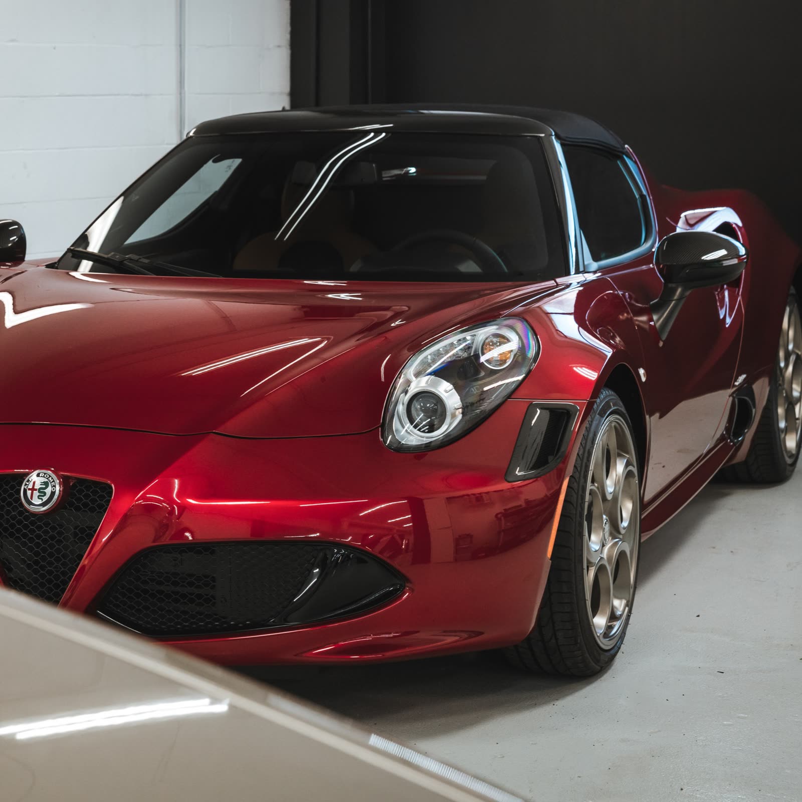 Detailer buffing wax to achieve glossy vehicle finish